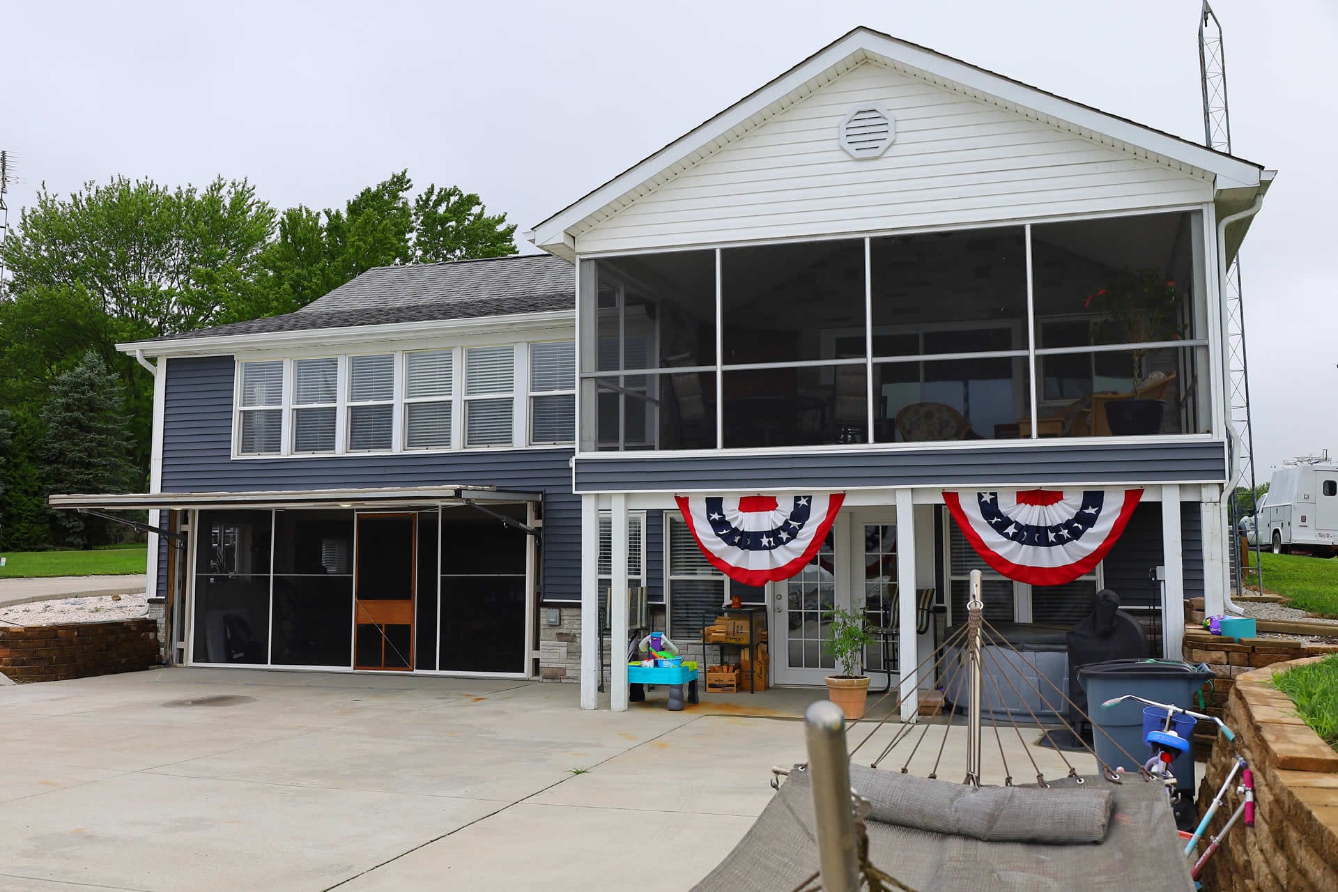 Lakefront-house-w-18-x-8-glass-wall-IN-3