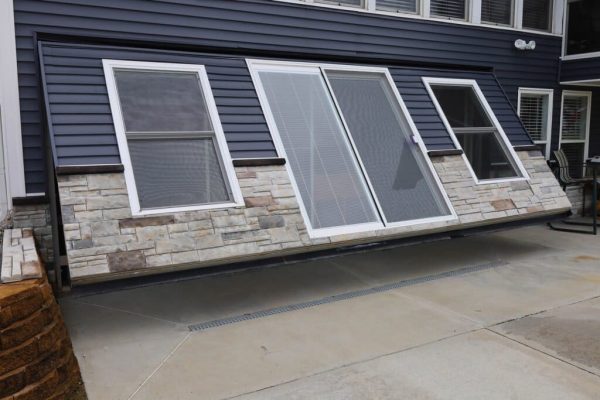 Lakefront-house-w-18-x-8-glass-wall-IN-4